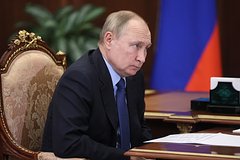 Путину подарили шеврон от участников СВО